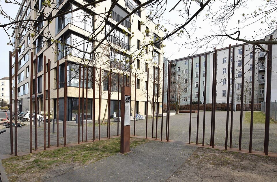 Commemorative column for Ida Siekmann — Gedenkstätte Berliner Mauer audio guide stop