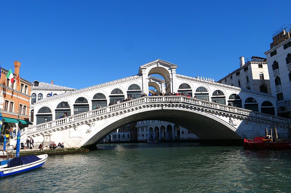 The Central Portico — Ponte di Rialto audio guide stop