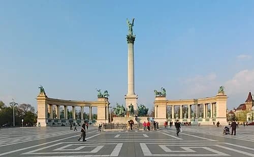 Heroes' Square Overview