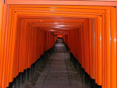 Das heilige Zinnoberrot — 伏見稲荷大社 千本鳥居