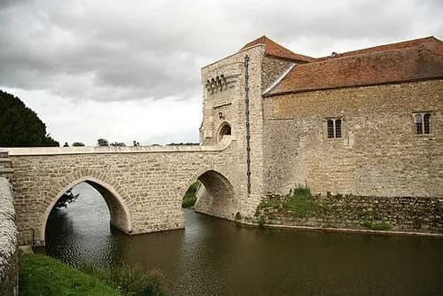 The Gatehouse Bridge — Leeds Castle audio guide stop