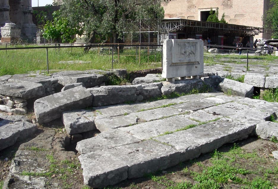 Lacus Curtius — Forum Romanum audio guide stop