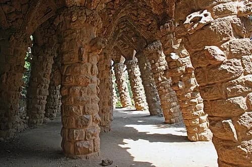 The Leaning Arches — Parc Güell audio guide stop