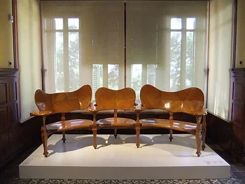 The Ergonomic Oak Bench — Parc Güell audio guide stop