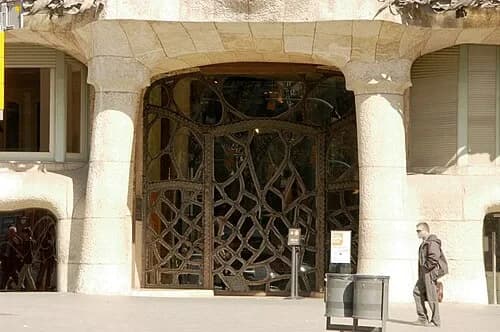 The Main Carriage Entrance — Casa Milà audio guide stop