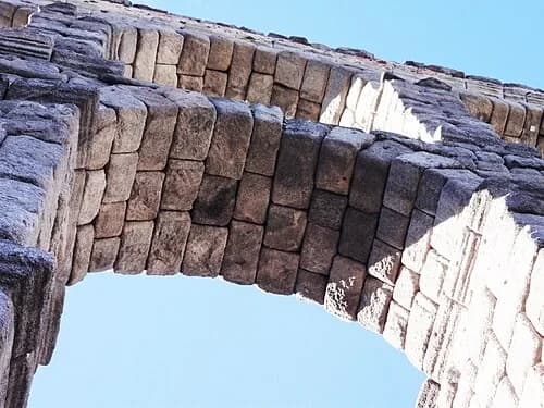 Mortarless Stone Joints — Aqueduct of Segovia audio guide stop