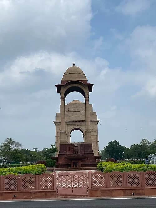 The Empty Canopy View — India Gate audio guide stop