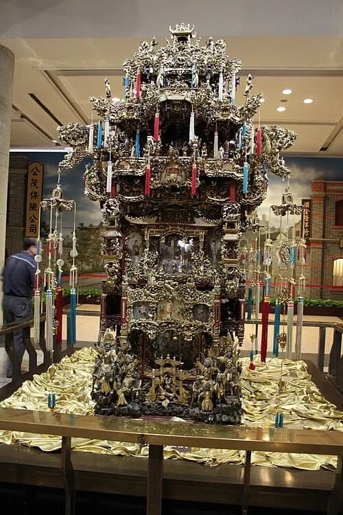 La ornamentada silla de manos de la novia — 东方明珠广播电视塔