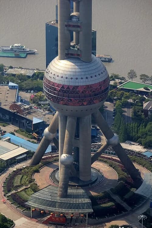 La plaza del pedestal — 东方明珠广播电视塔