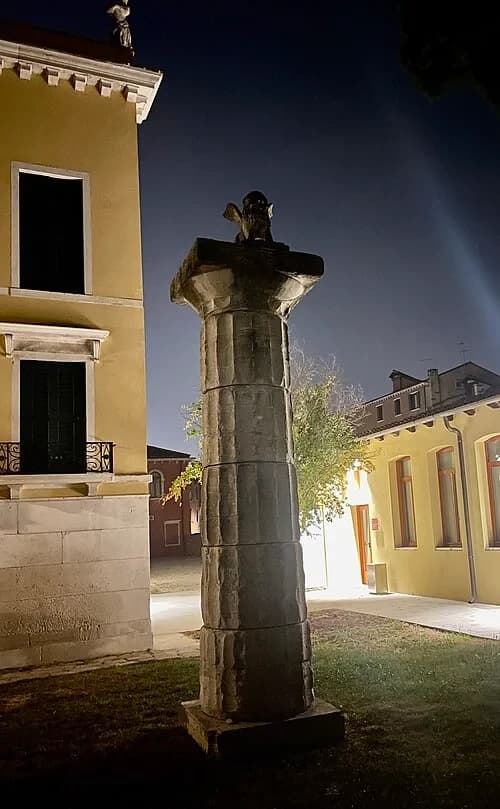Die Säule des Sounion-Tempels in Venedig — Ναός του Ποσειδώνα στο Σούνιο