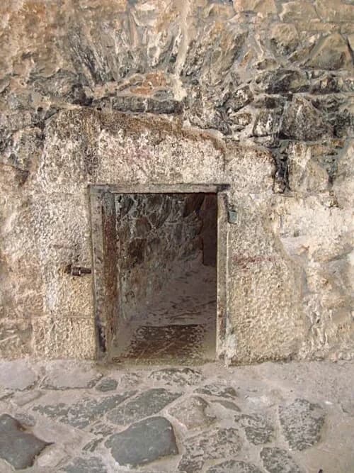 مدخل الزنزانة — Παλαμήδι