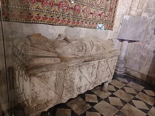 Tomb of the Benefactor — Sé de Lisboa audio guide stop
