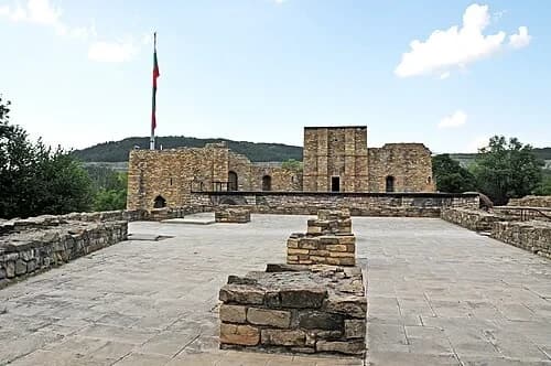 Der Palasthof — Крепост Царевец