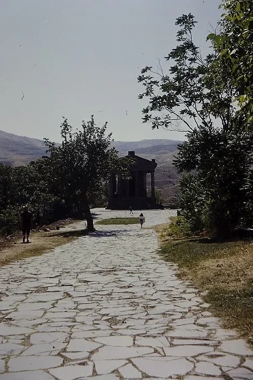 प्राचीन प्रवेश मार्ग — Գառնու տաճար