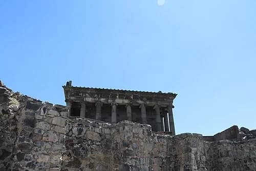 स्तंभों वाला अभयारण्य — Գառնու տաճար