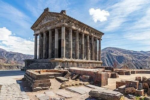 महल की नींव — Գառնու տաճար