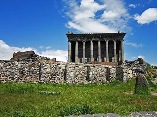 द बेसाल्ट फोर्टिफिकेशंस — Գառնու տաճար