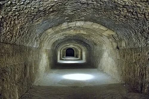 Das dunkle Hypogäum — Amphithéâtre d'El Jem