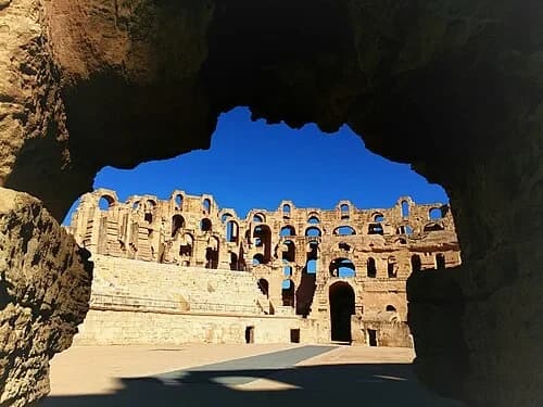 Unter dem Bogen der Cavea — Amphithéâtre d'El Jem