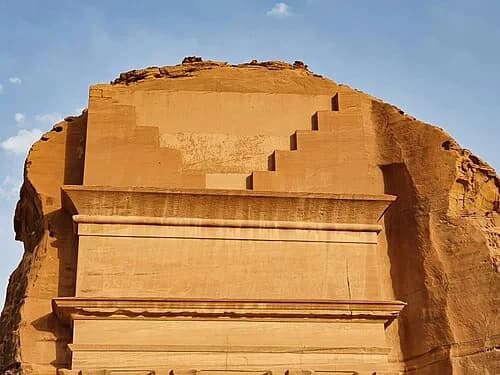 واجهة الدرجات المتدرجة — Hegra